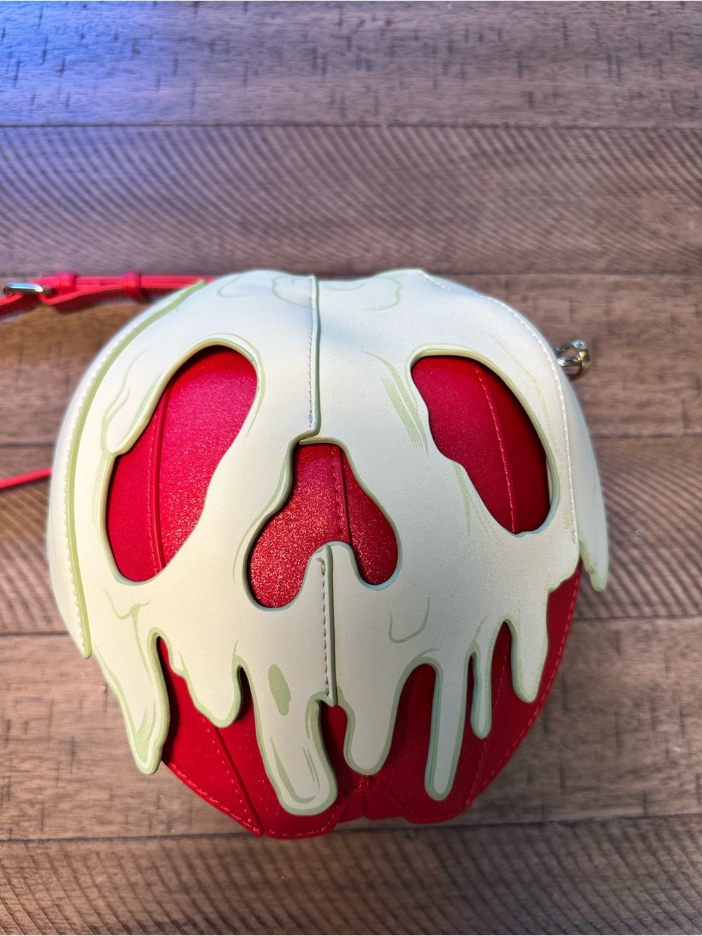 Rare Disney Loungefly Snow White Glow In The Dark Apple purse - Picture 2 of 7